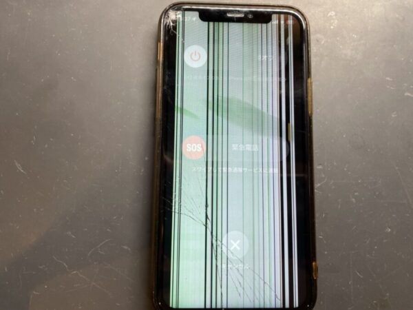 縦の線が段々と増えていく！？本日はiPhone11（アイフォン）の画面交換をさせて頂きました！！